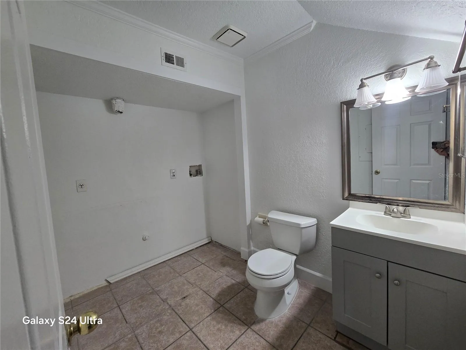 Half bathroom &amp; laundry closet