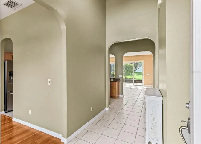 Foyer w/ 14' ceiling
