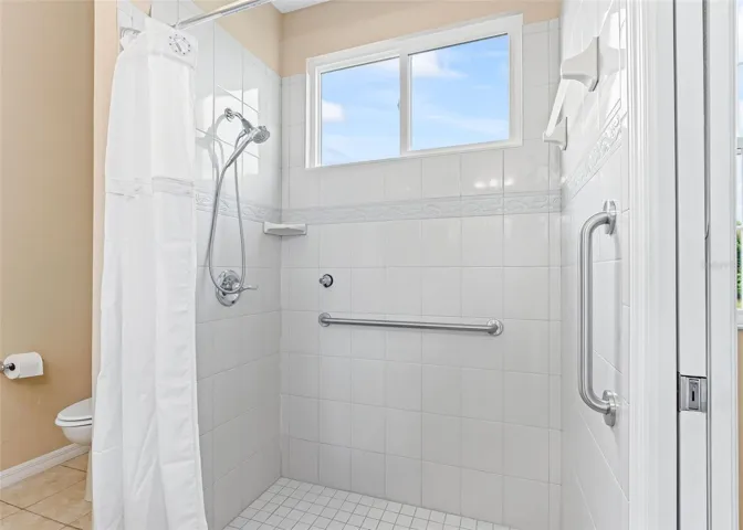 Shower with free access and saftey bars