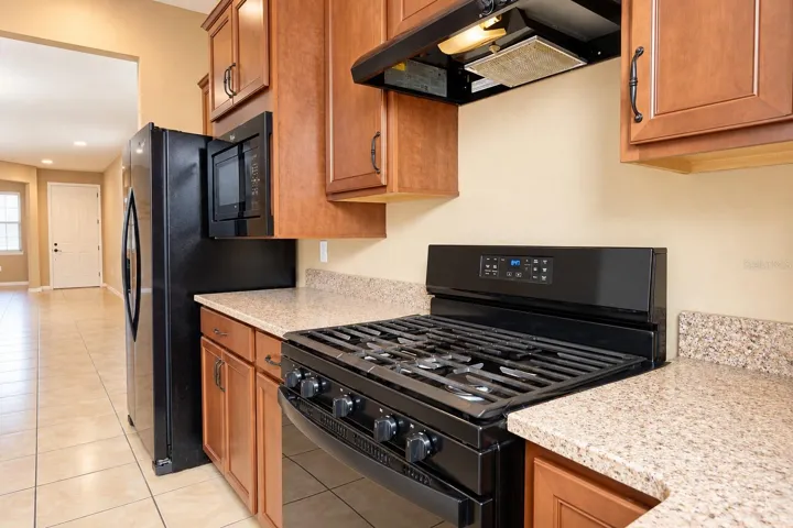 Ample counter space- good kitchen layout