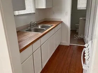 117 Annie kitchen, butcher block counters