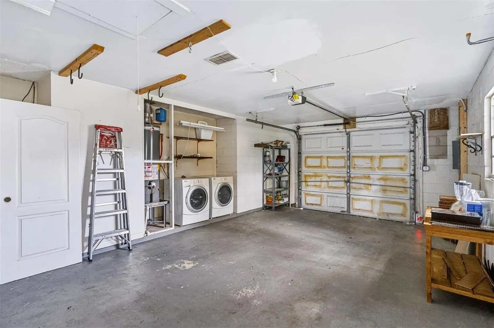 Oversized garage w/ laundry