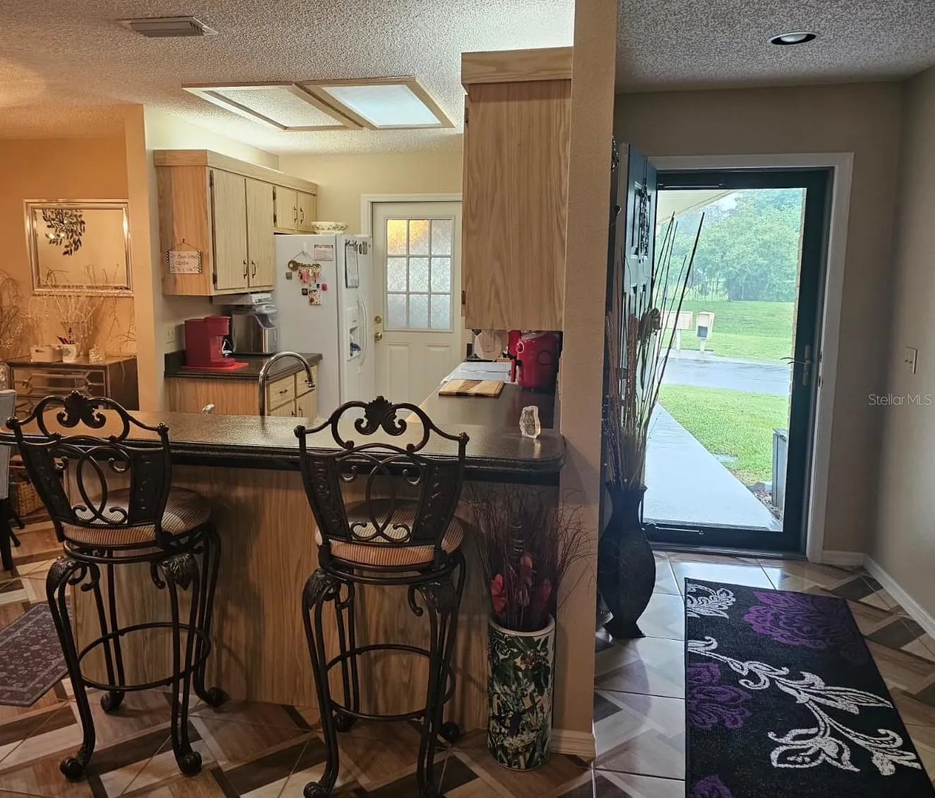 Foyer and bar seating area looking into the kitchen