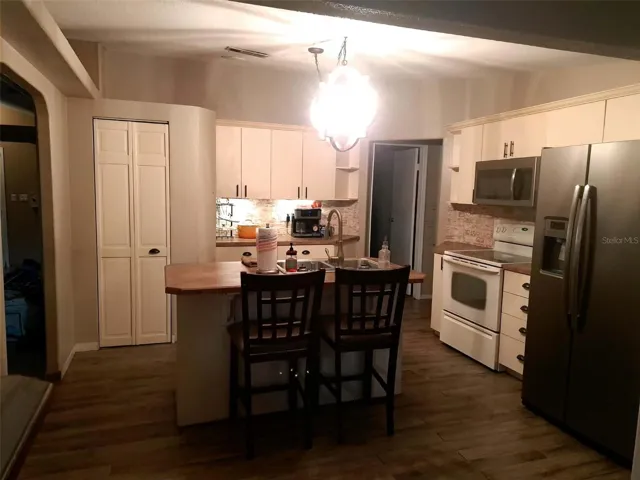 Kitchen with island
