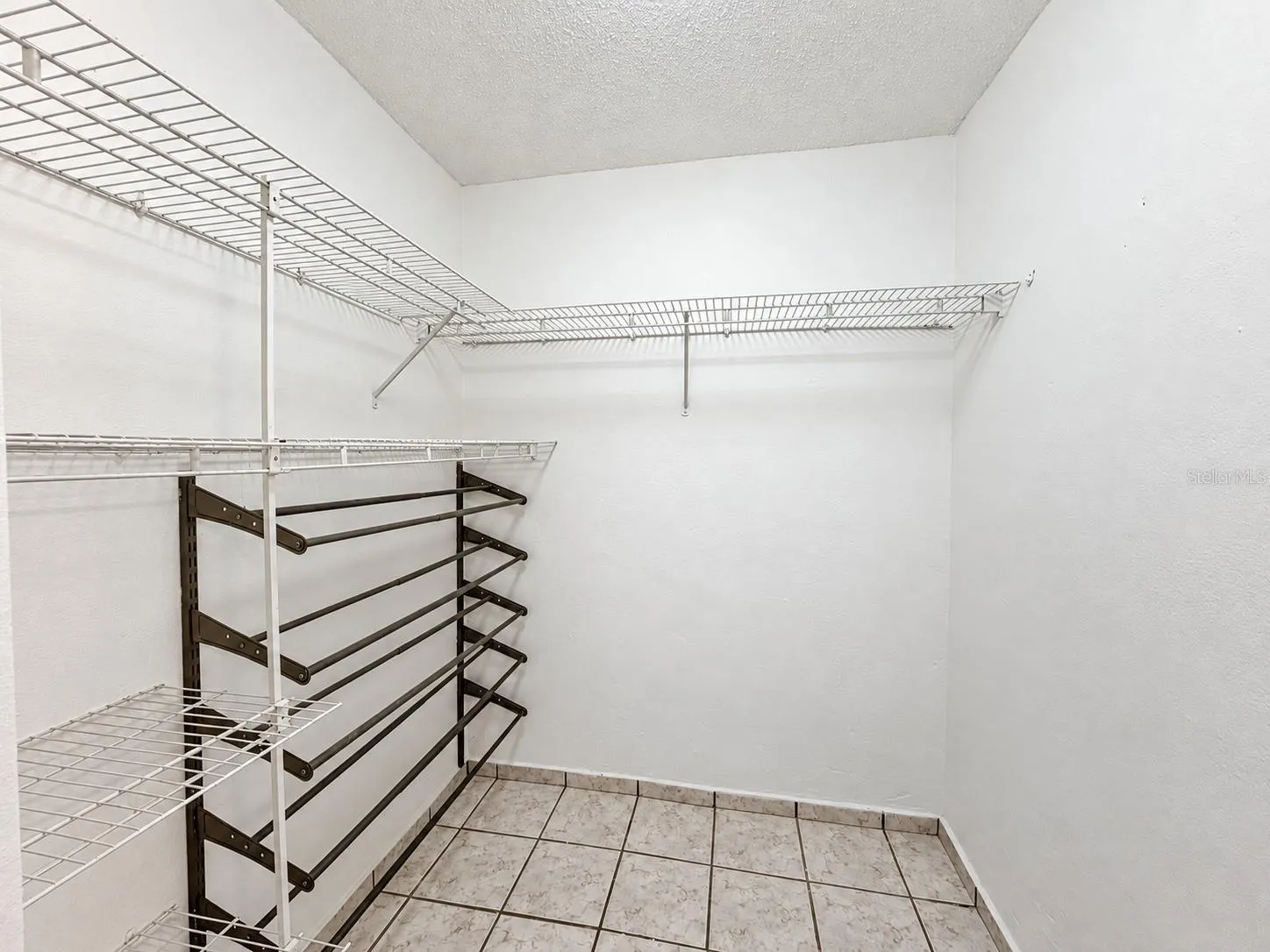 master bedroom-walking closet