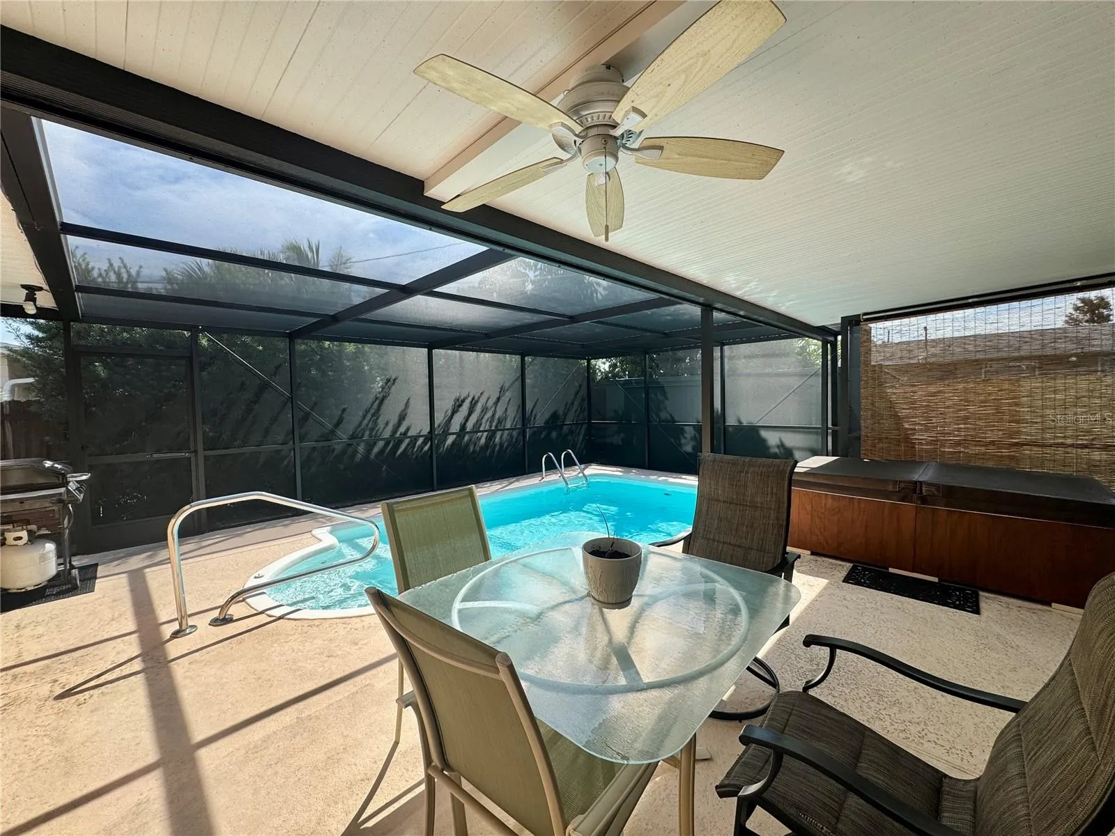 GORGEOUS POOL WITH SCREEN ENCLOSURE