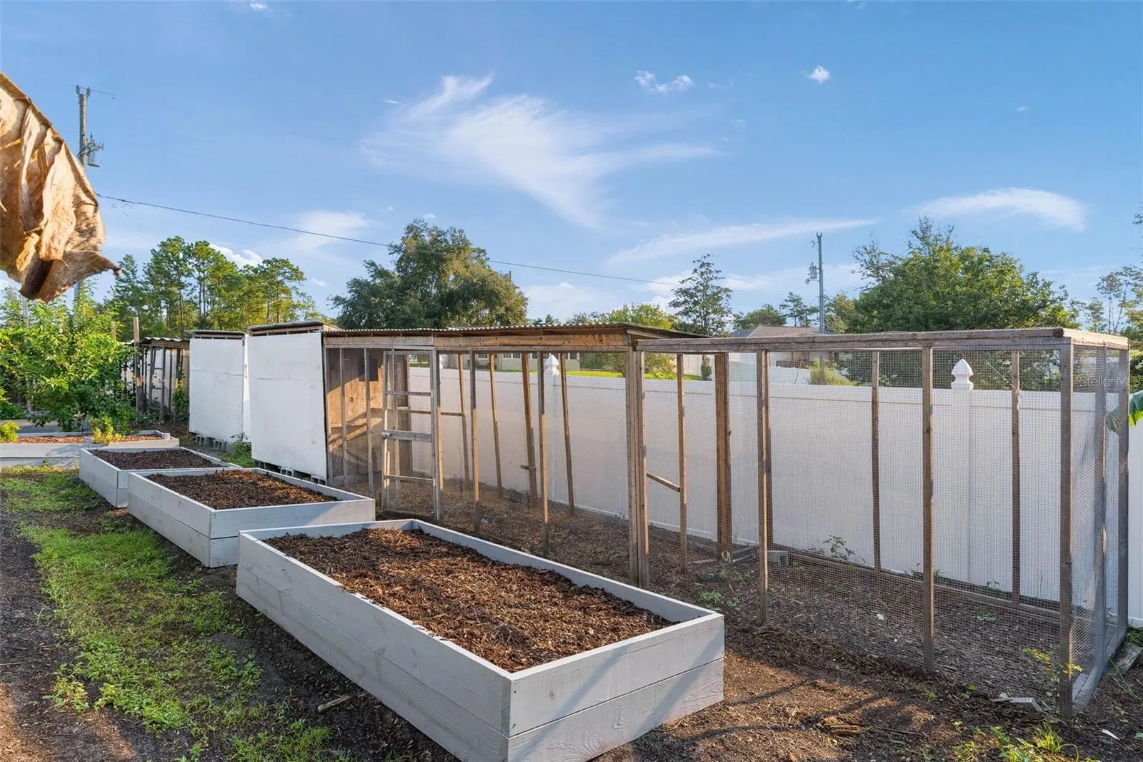ENCLOSURE WITH MANY USES