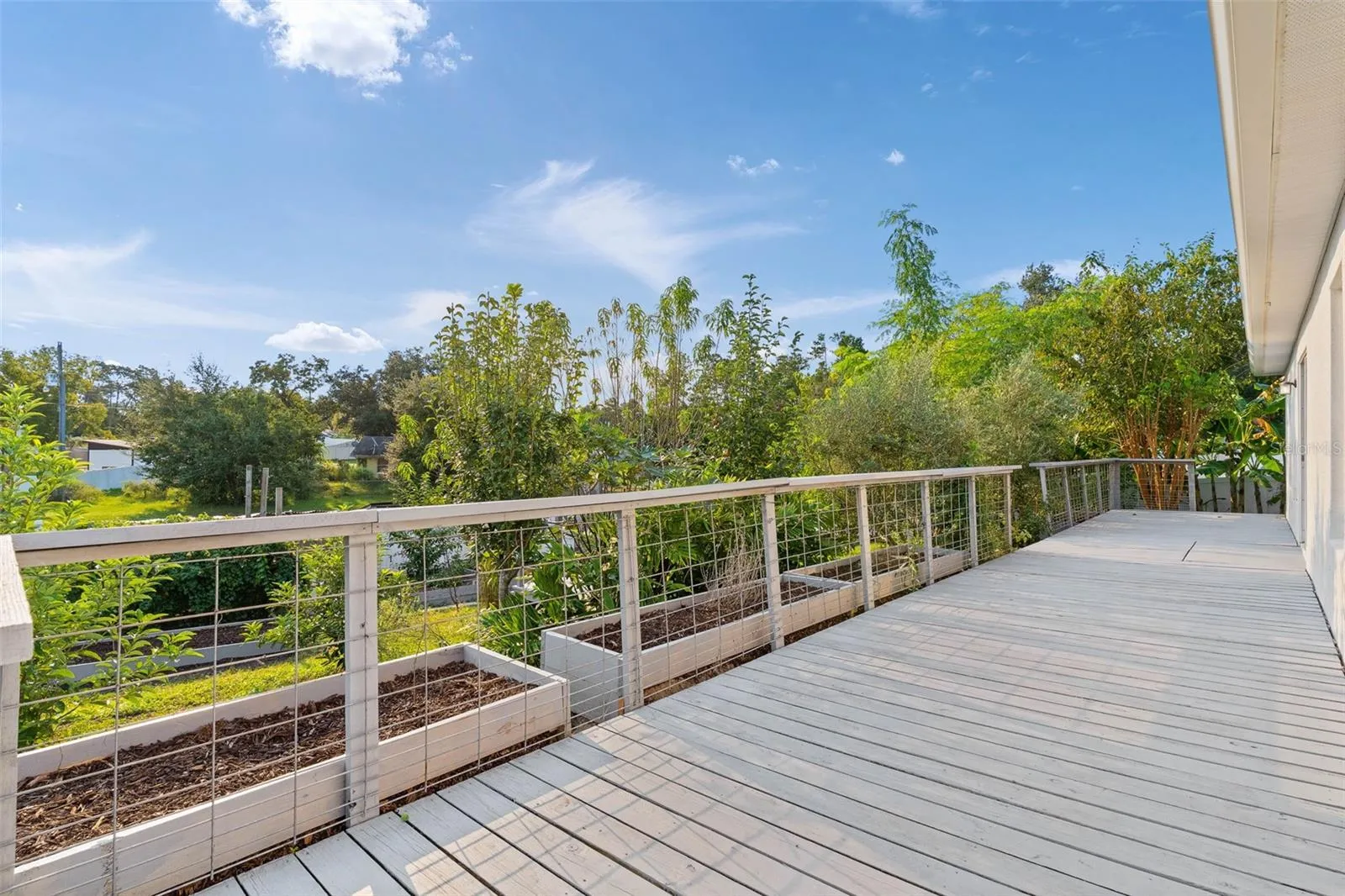 SPACIOUS DECK -FRESHLY PAINTED
