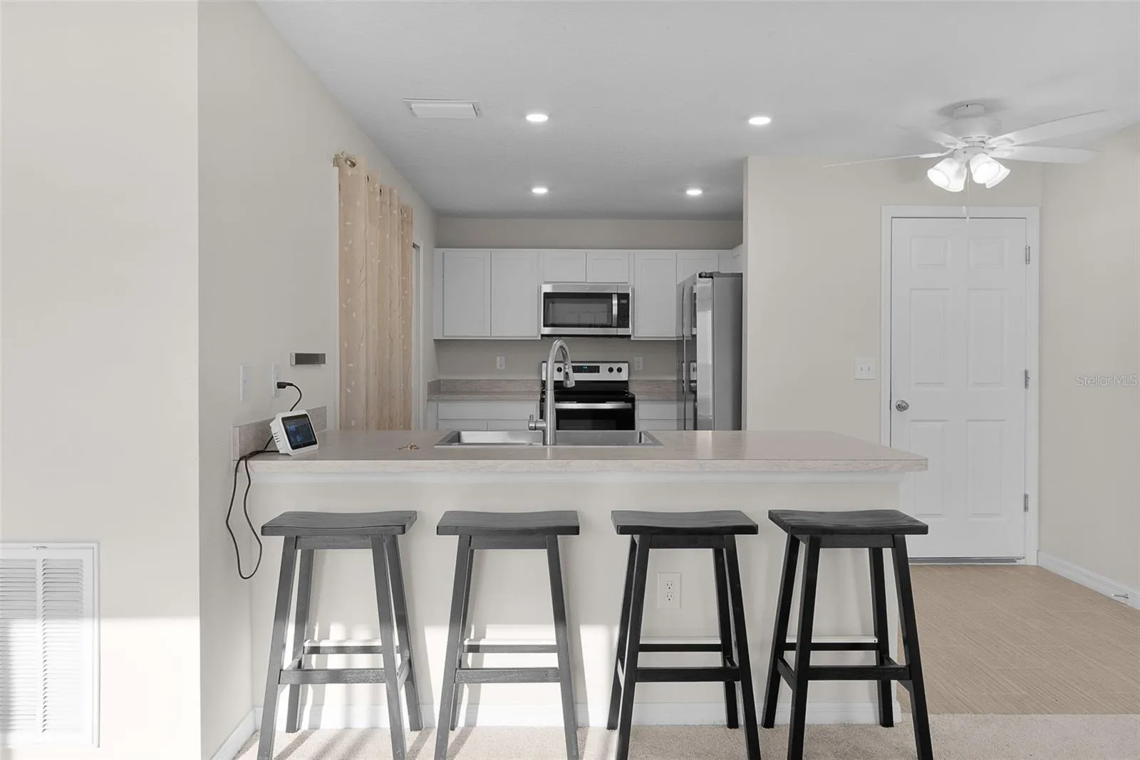 COUNTER WITH ROOM FOR SITTING