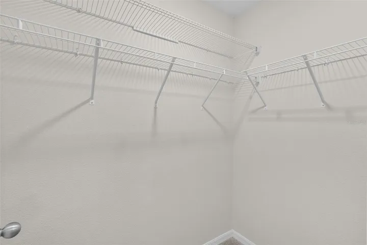 WALK IN CLOSET