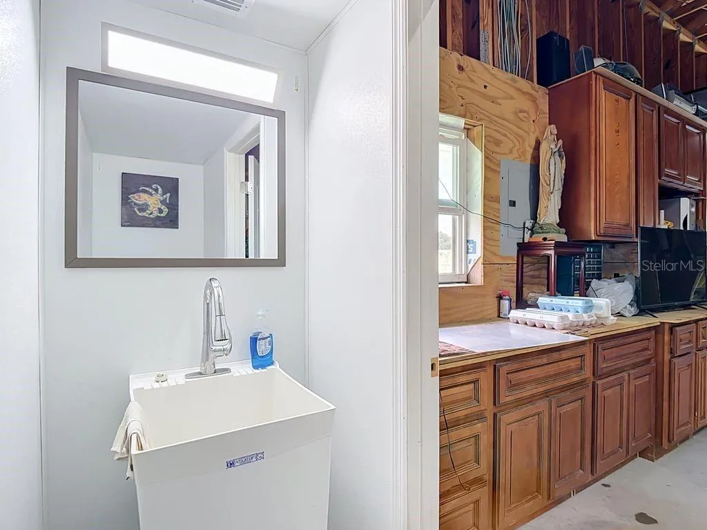 Garage 1/2 bath