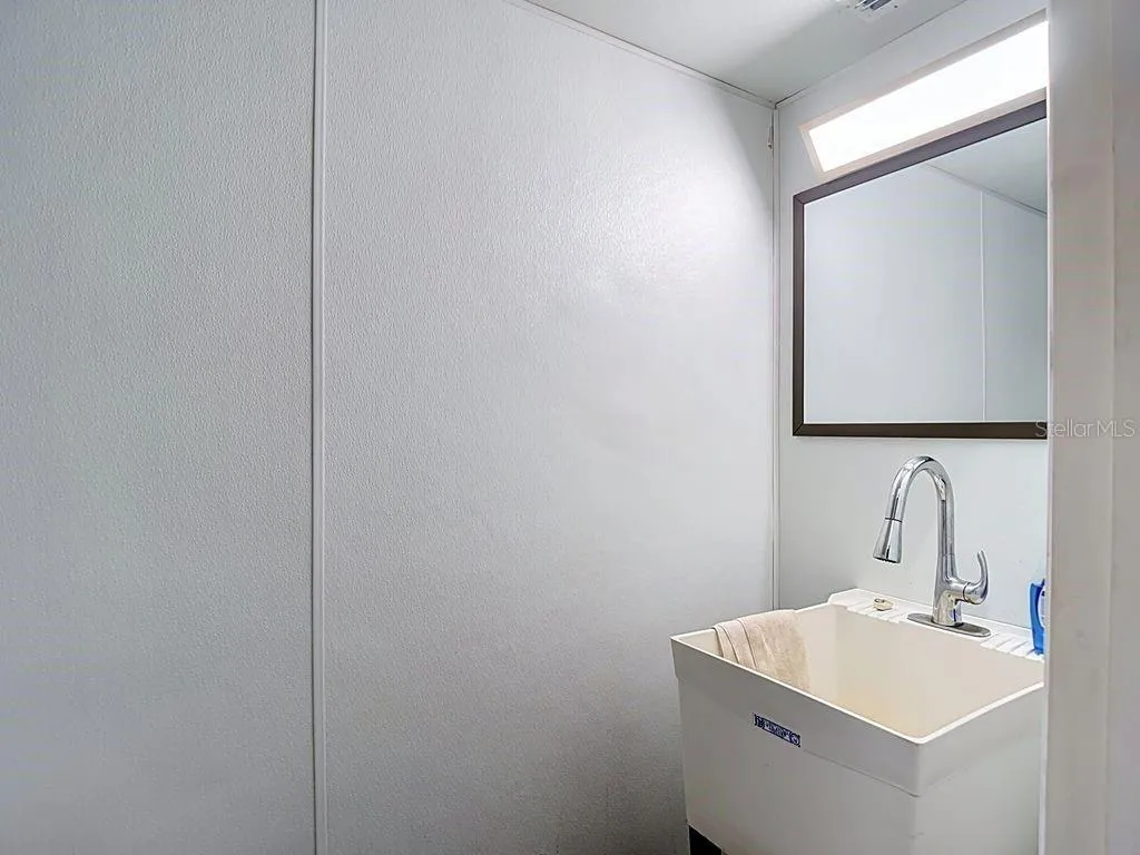 Garage 1/2 Bath