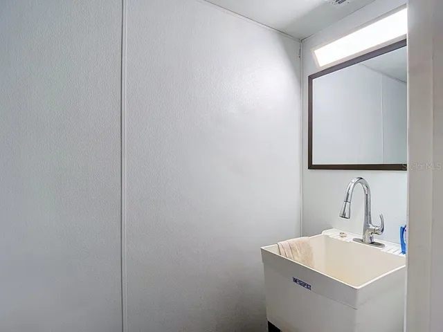 Garage 1/2 Bath