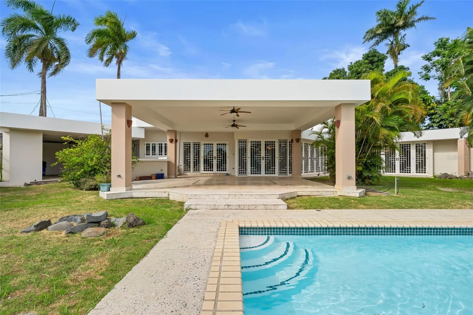 Piscina y terraza