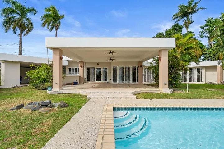 Piscina y terraza