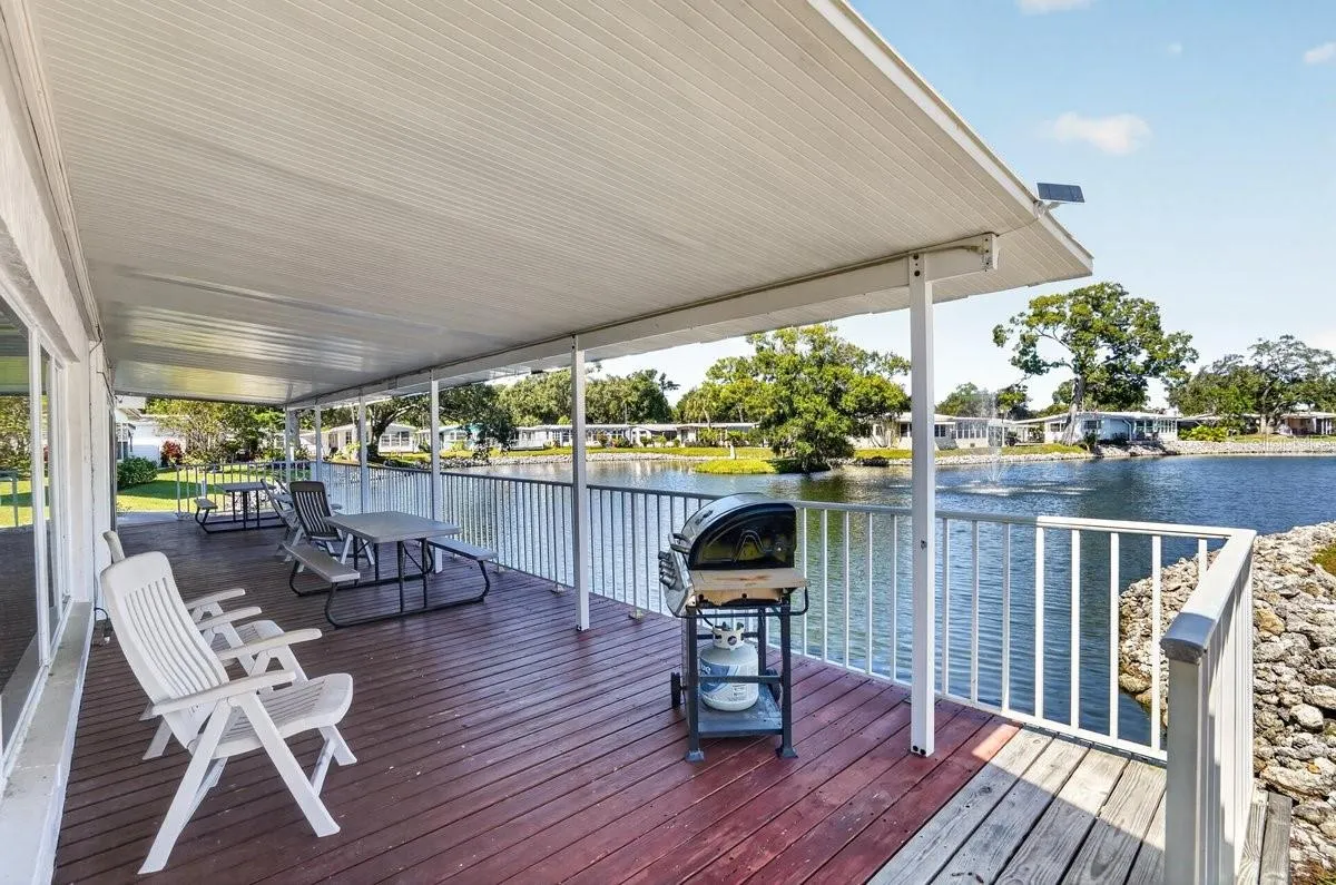 Clubhouse Deck with Available Grill