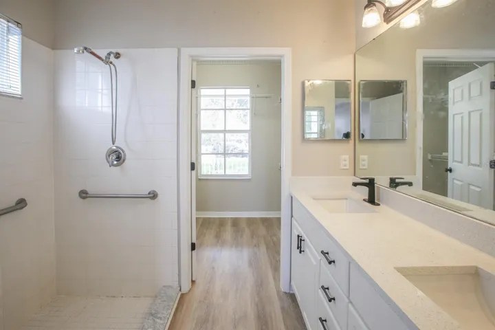 Primary Bath (en-suite)