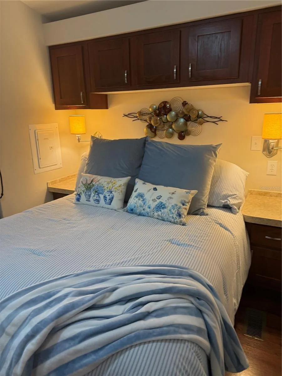 Bed Room w Queen Bed