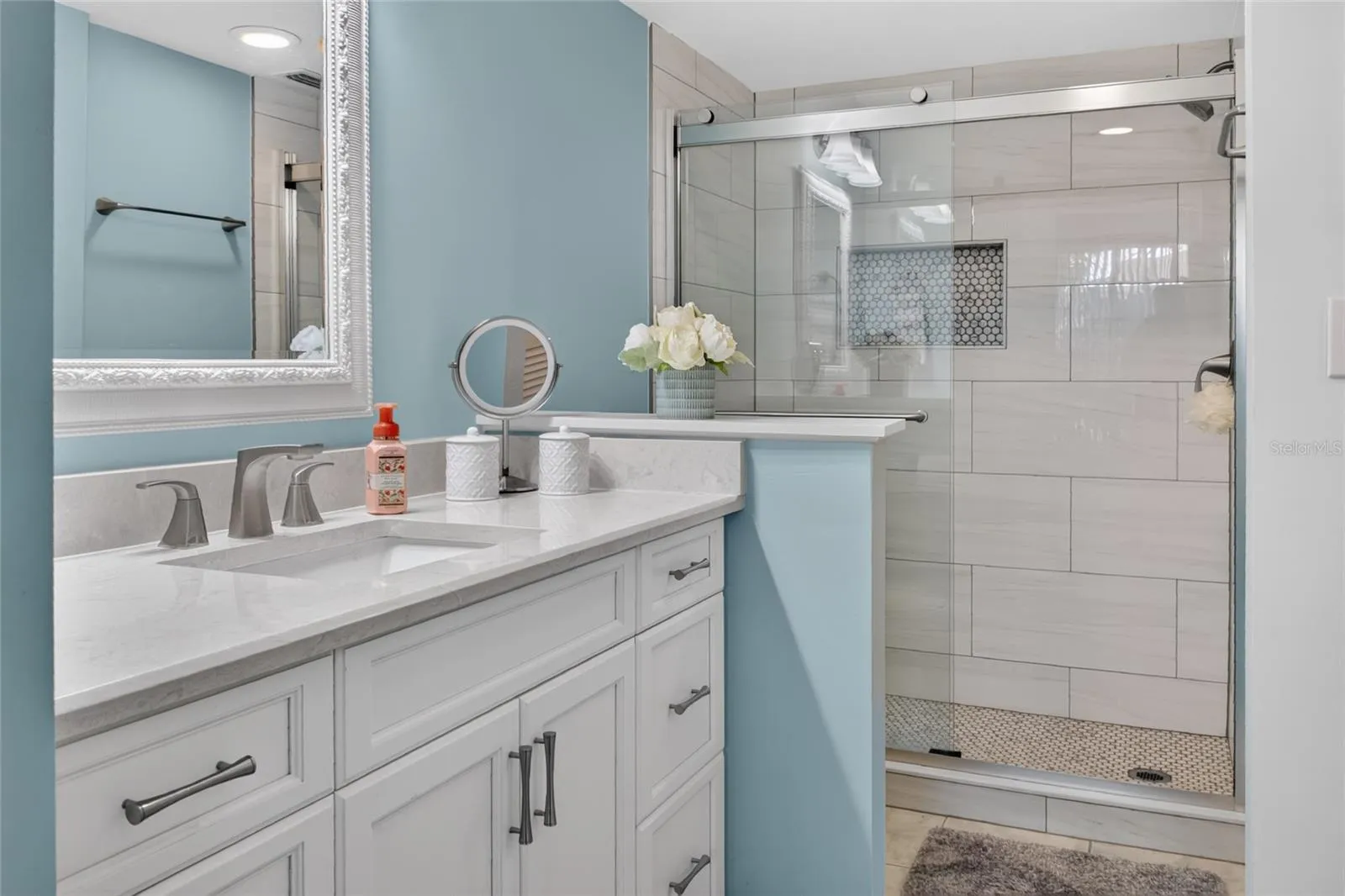 Primary en-suite bathroom