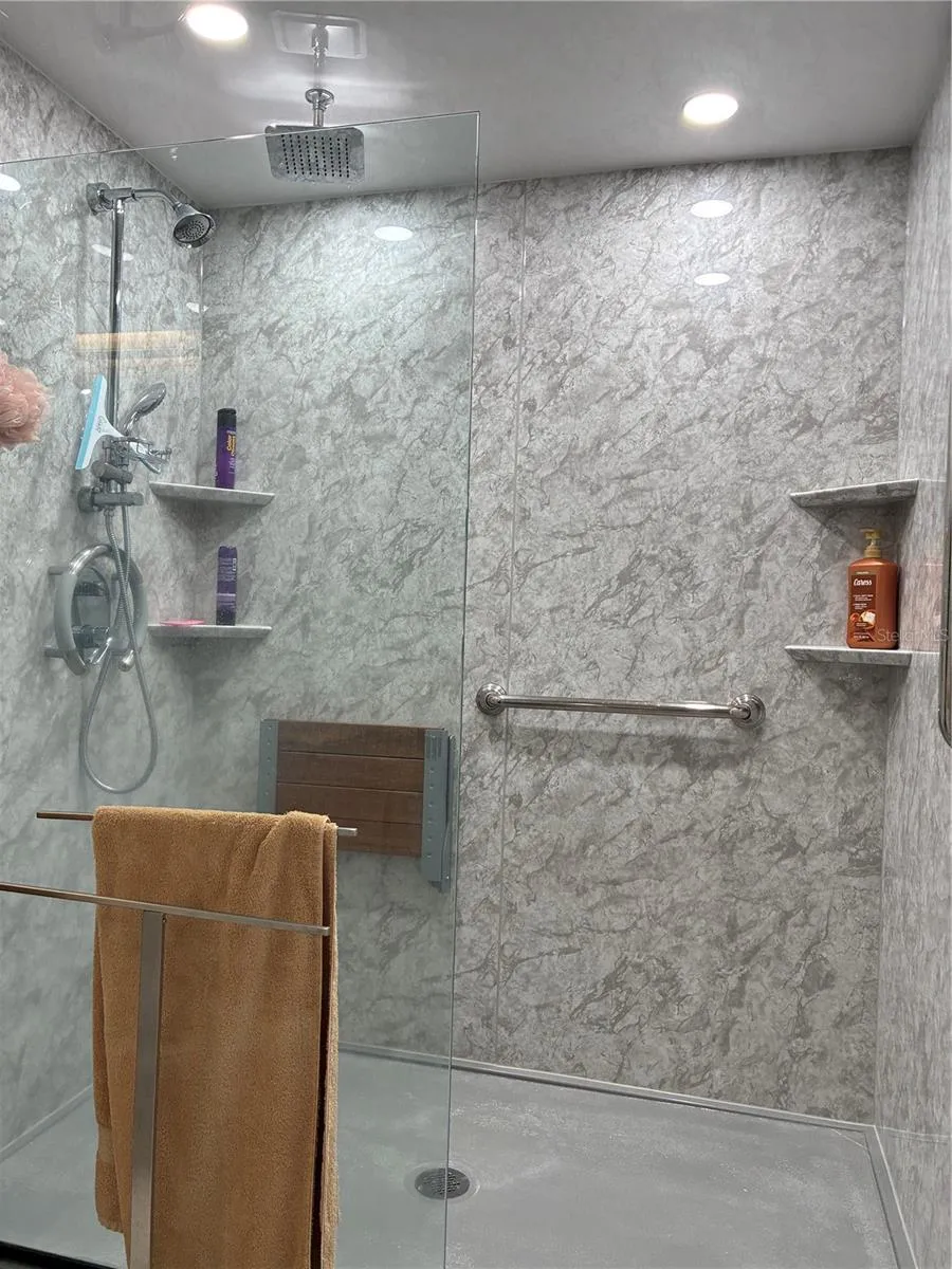 MASTER SHOWER COED