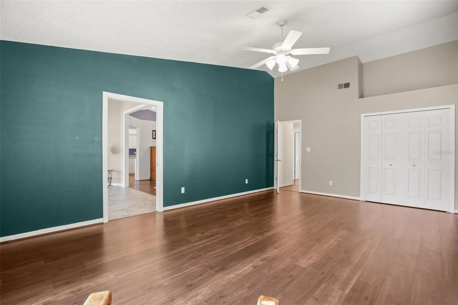 Third bedroom/ office-bedroom... you pick!