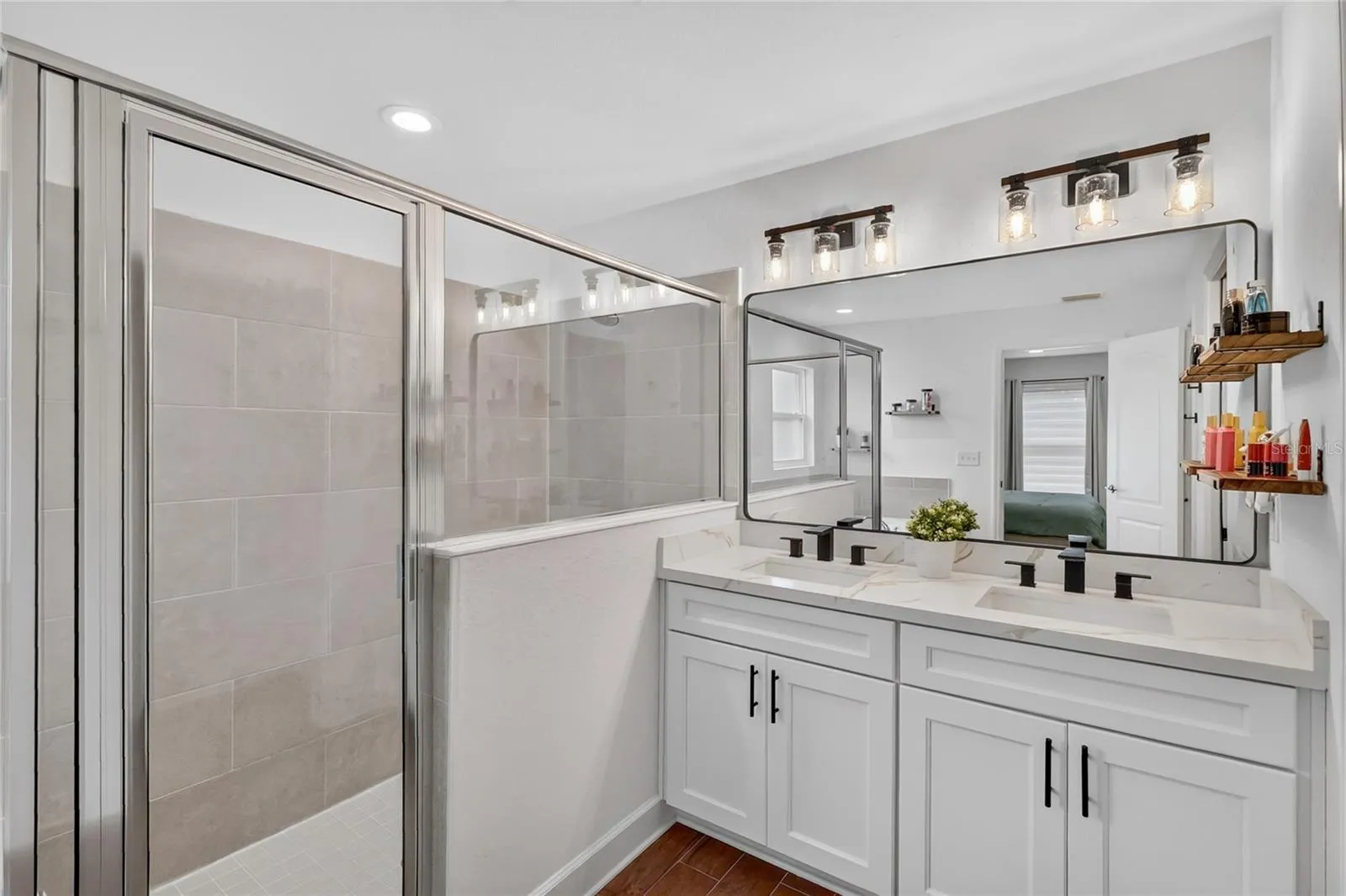 2 sinks in primary bathroom