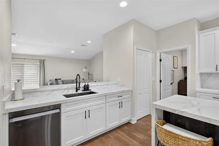 Love the quartz countertops