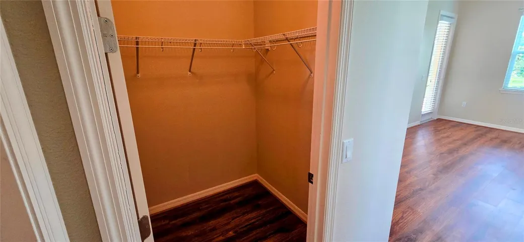 WALK-IN CLOSET