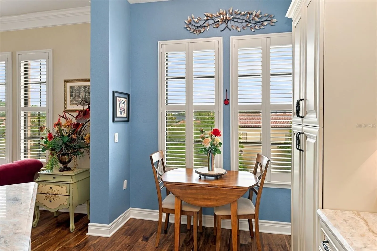 Cheerful and Bright Breakfast Nook