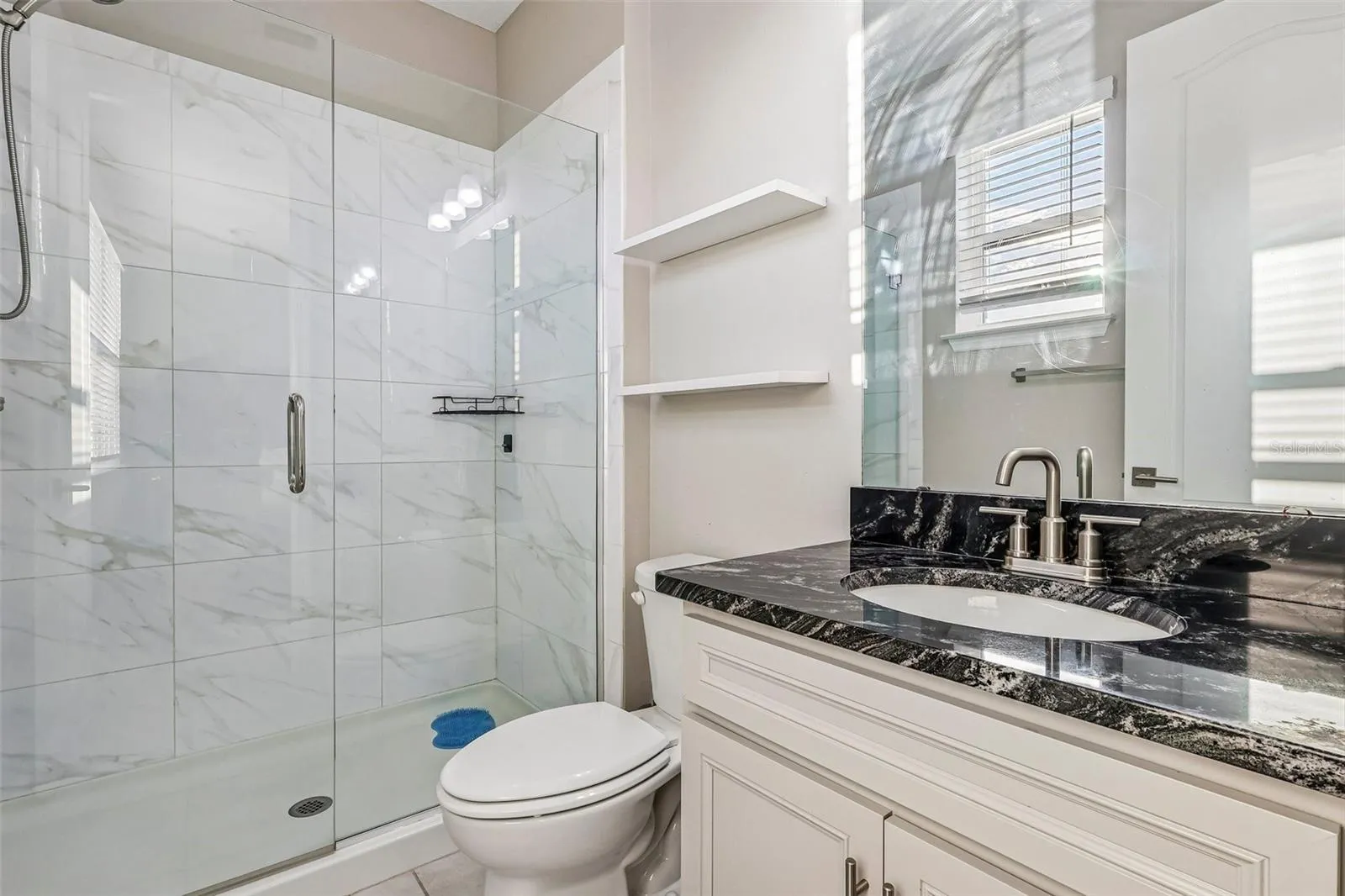 Second full/en-suite bath.