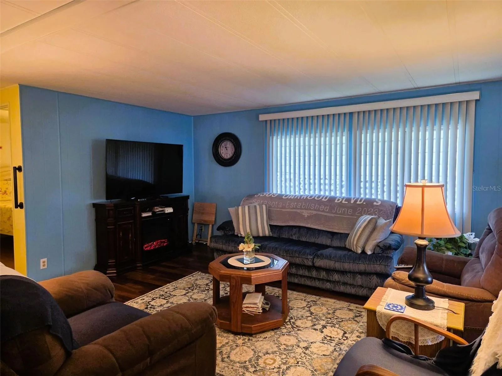 Living Room all furniture is included