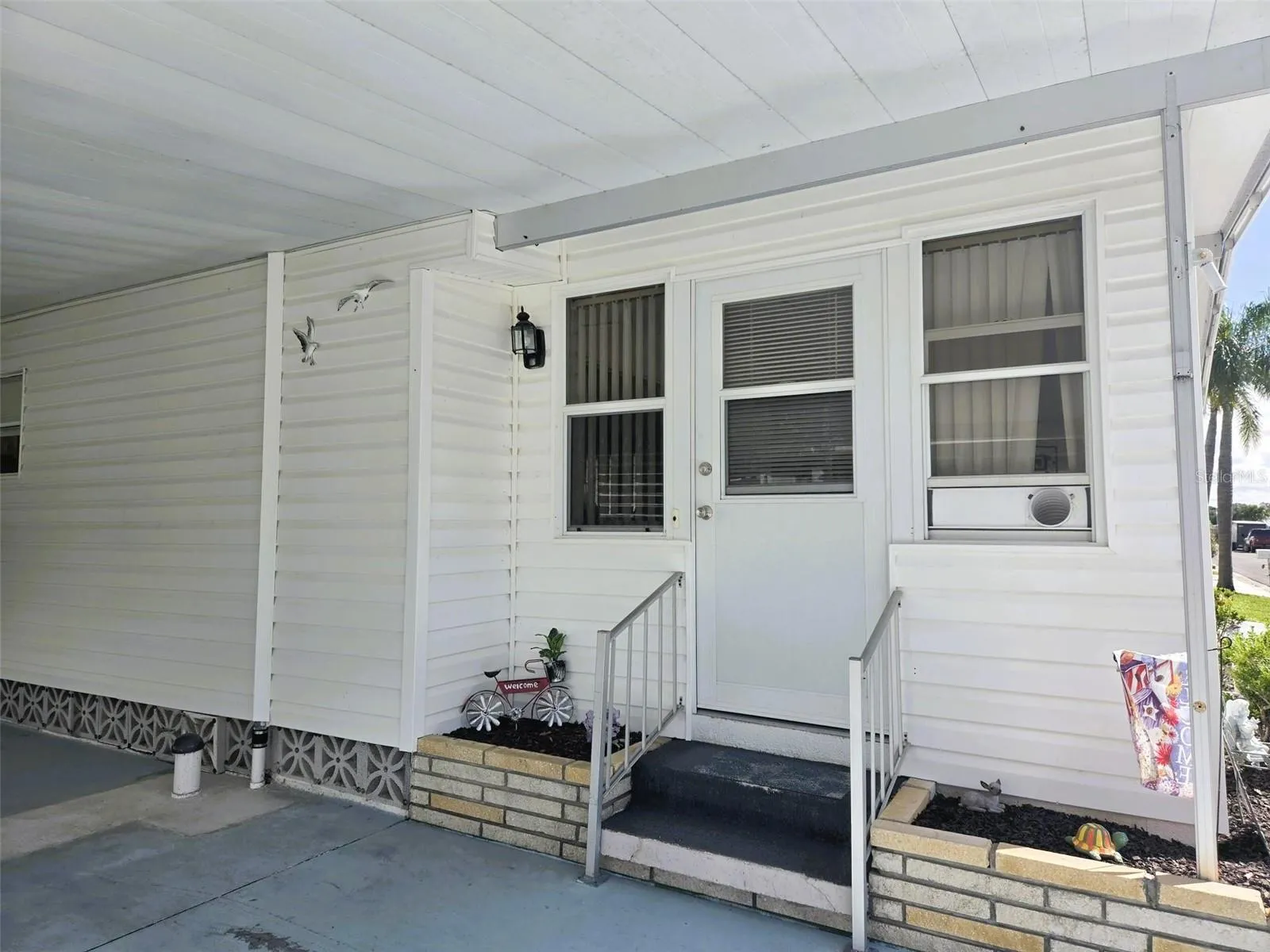 Second entrance into Lanai Area