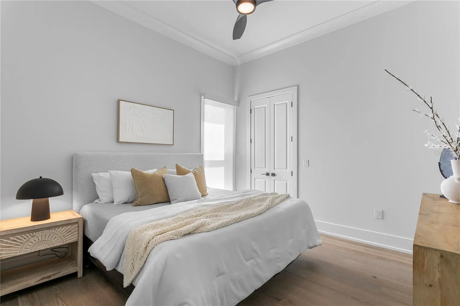 First floor bedroom (king bed)