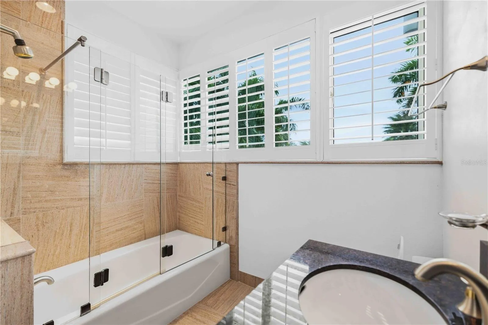 Bedroom 3's en suite bath