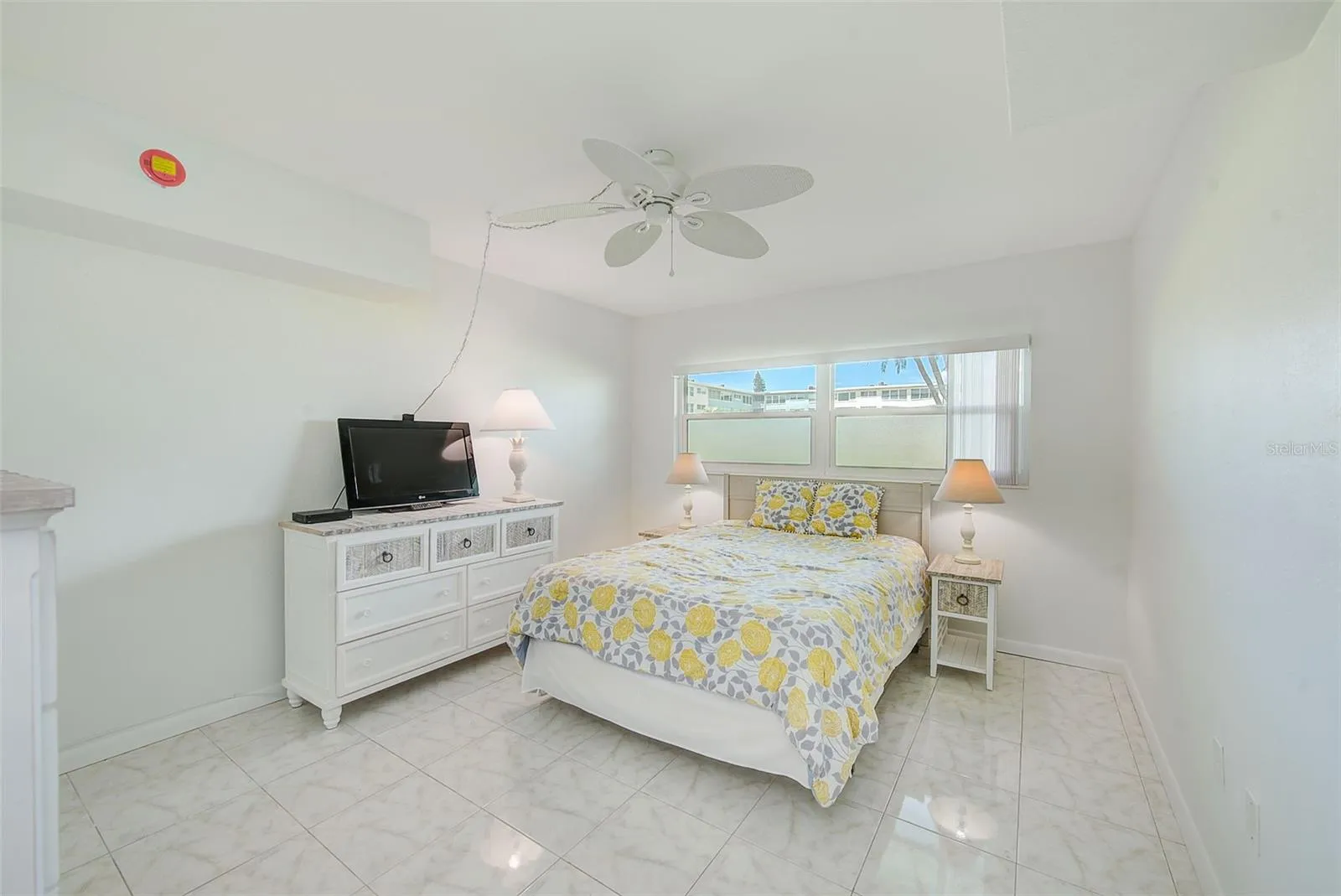 Bedroom with Queen size Bed