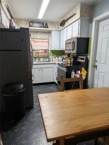 Kitchen, stainless appliances