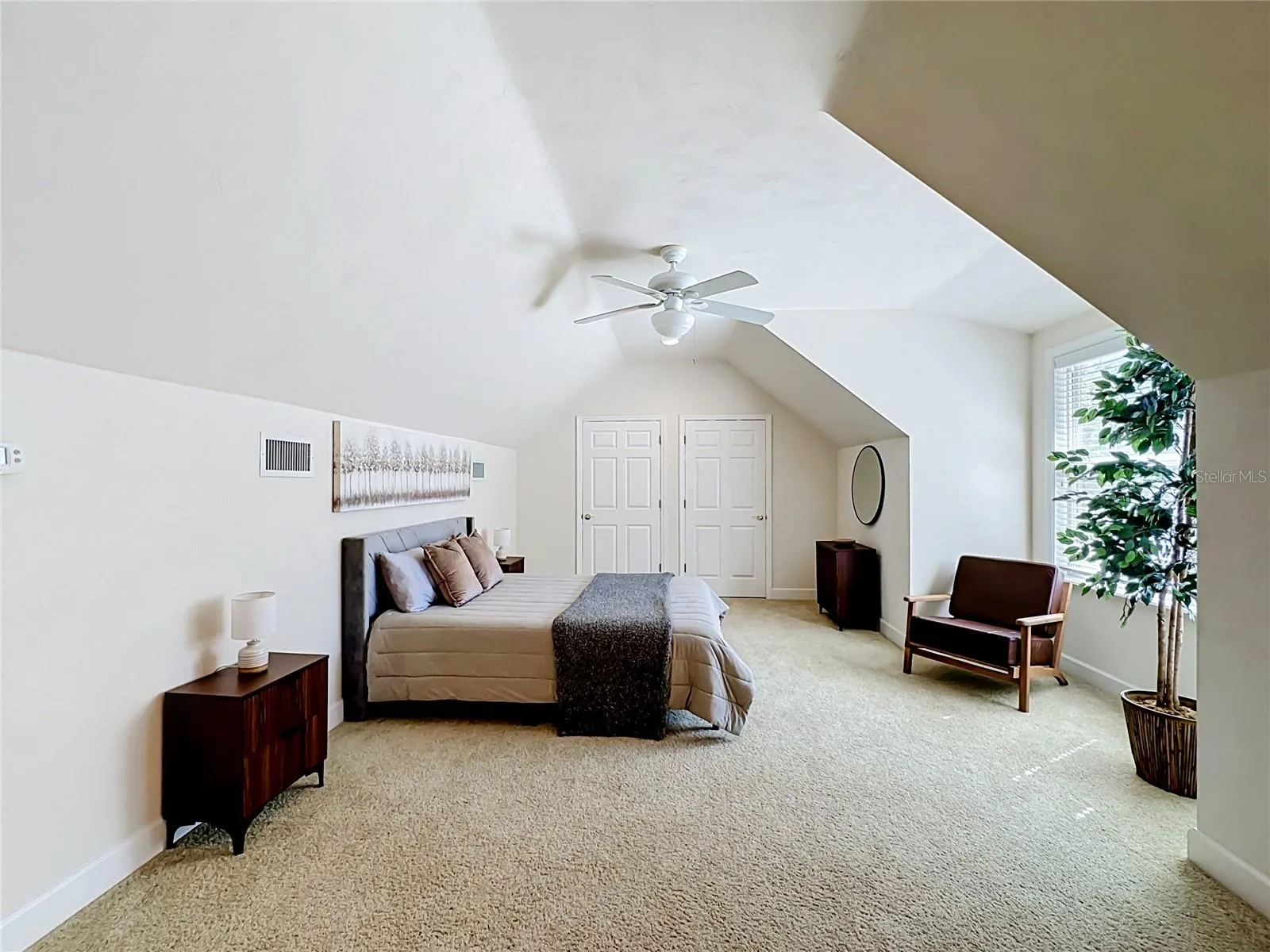 5th bedroom - Upstairs