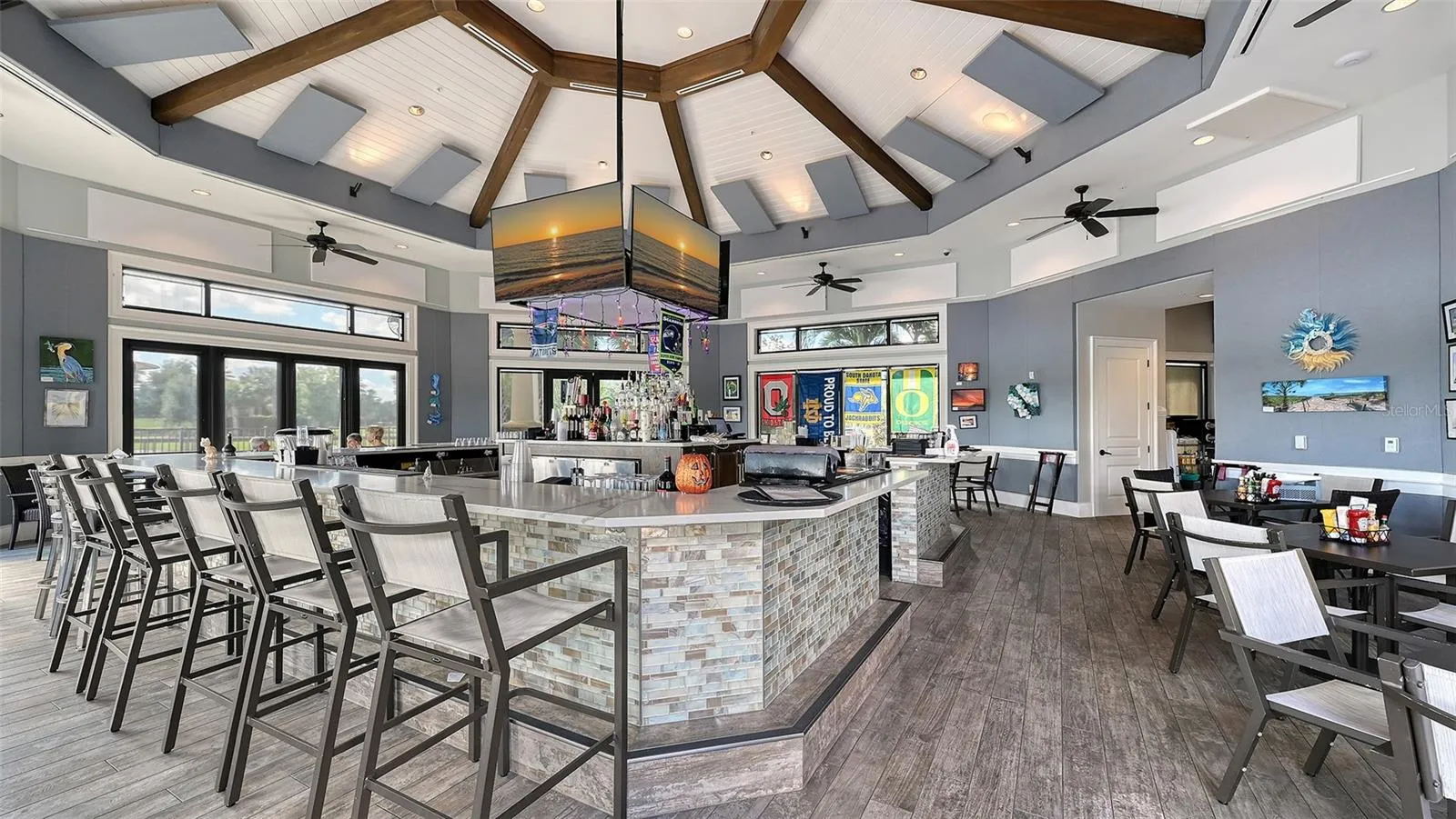 Whether meeting friends for a relaxed lunch or enjoying an elegant evening out, the Del WEbb restaurant offers a welcoming setting for every occassion.