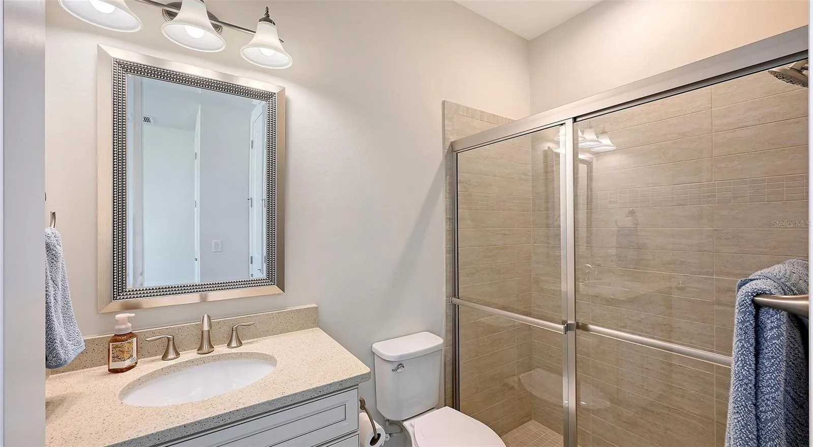 The seconday bedroom ensuite.