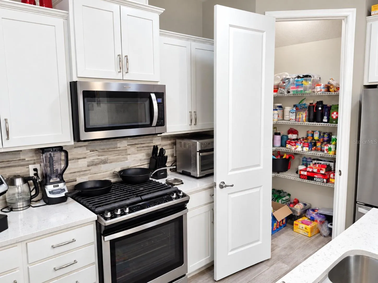 Natural gas range, microwave, and walk in pantry