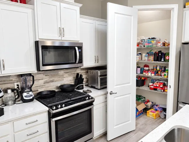 Natural gas range, microwave, and walk in pantry