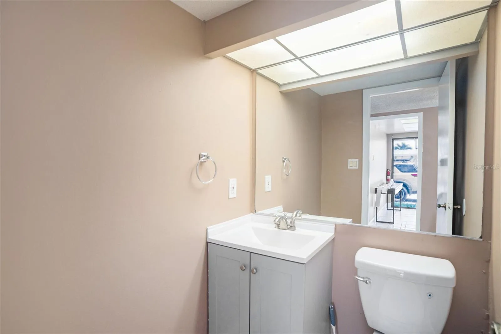 1st Floor guest half bath
