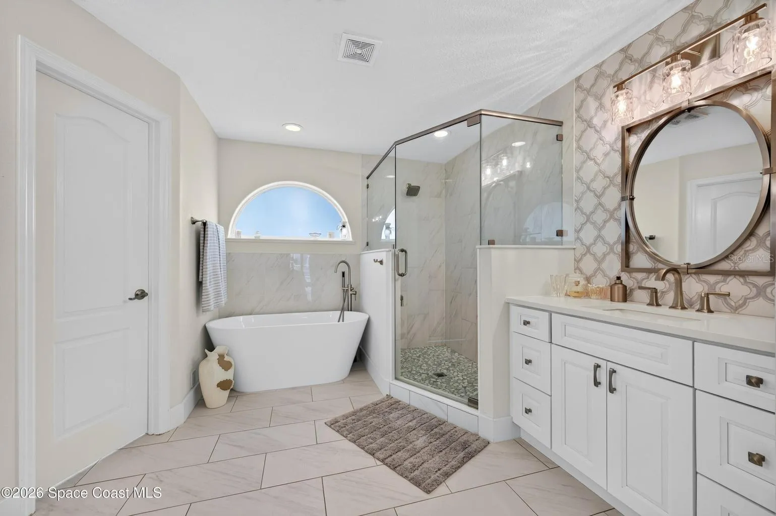Soaking tub and dual vanities
