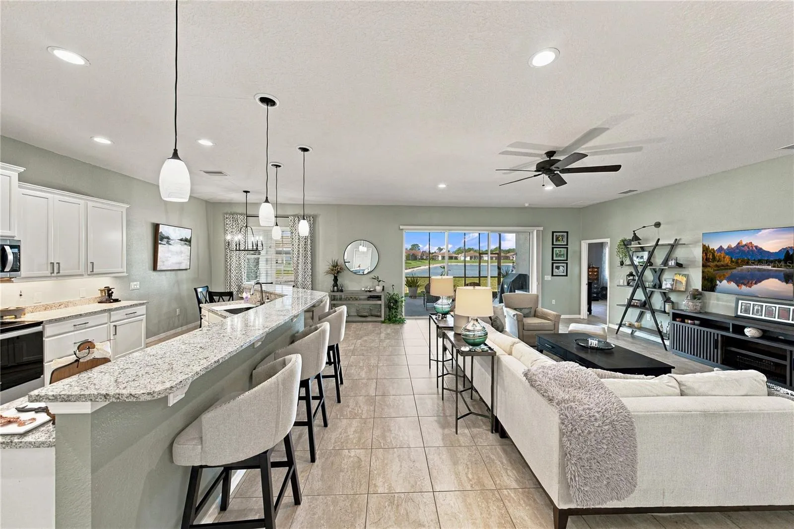 Kitchen bar & Living room