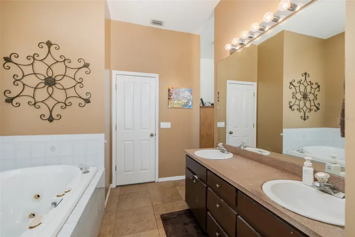 Primary en-suite bath