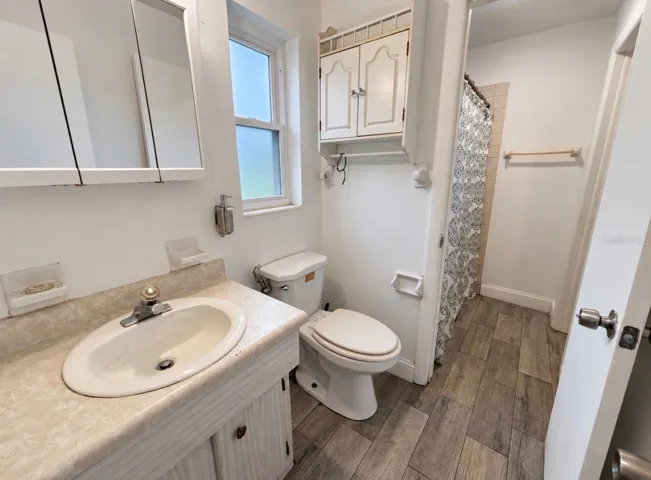 Jack &amp; Jill (primary bedroom bathroom)