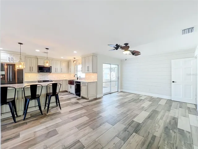 Breakfast Bar island & Living Room
