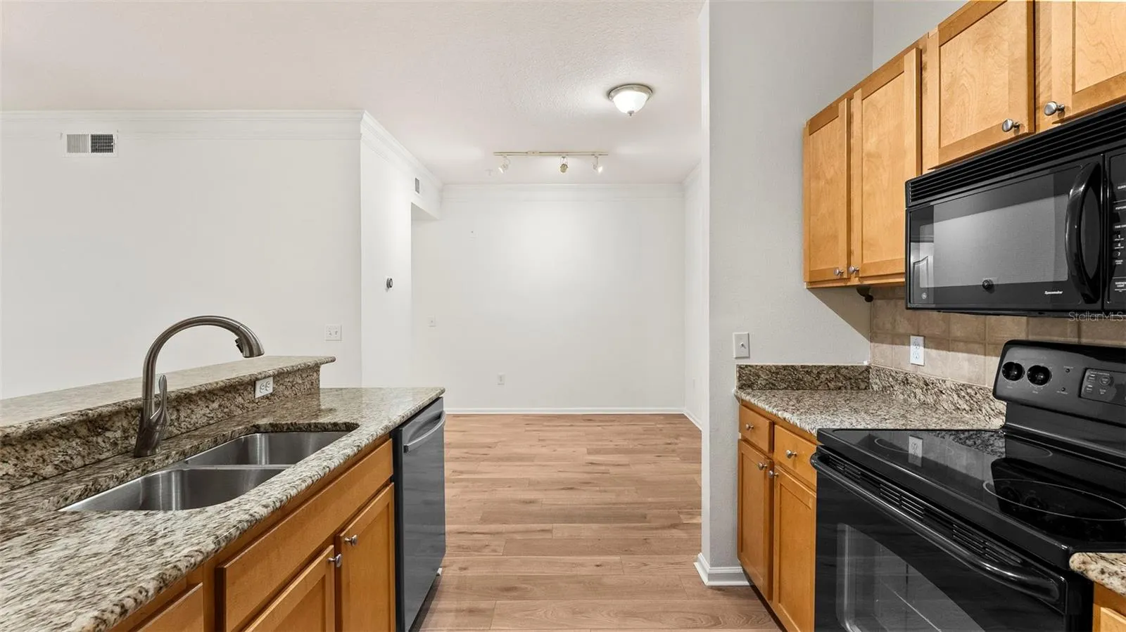 KITCHEN /DINING
