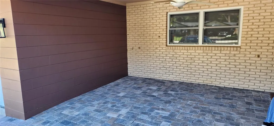 Covered area in front