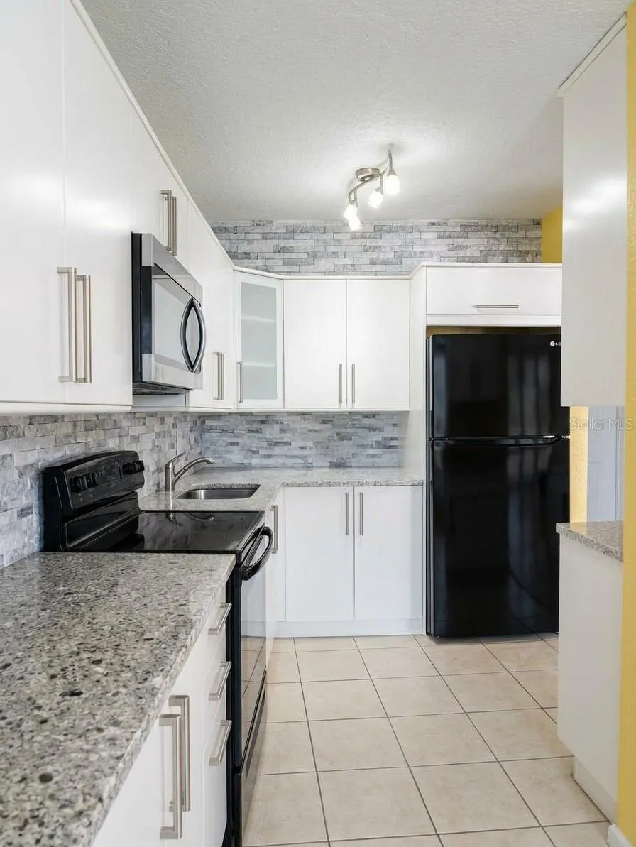 MODERN UPDATED KITCHEN